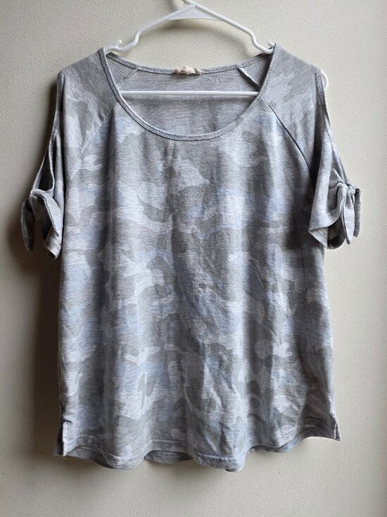 Jane and Delancey Tops - Jane and Delancey Gray Camo Short Sleeve Jersey Size XL